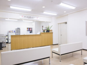 警察によりますと、午後５時半ごろ、親と買い物に来ていた５歳の女の子が駐車場１階